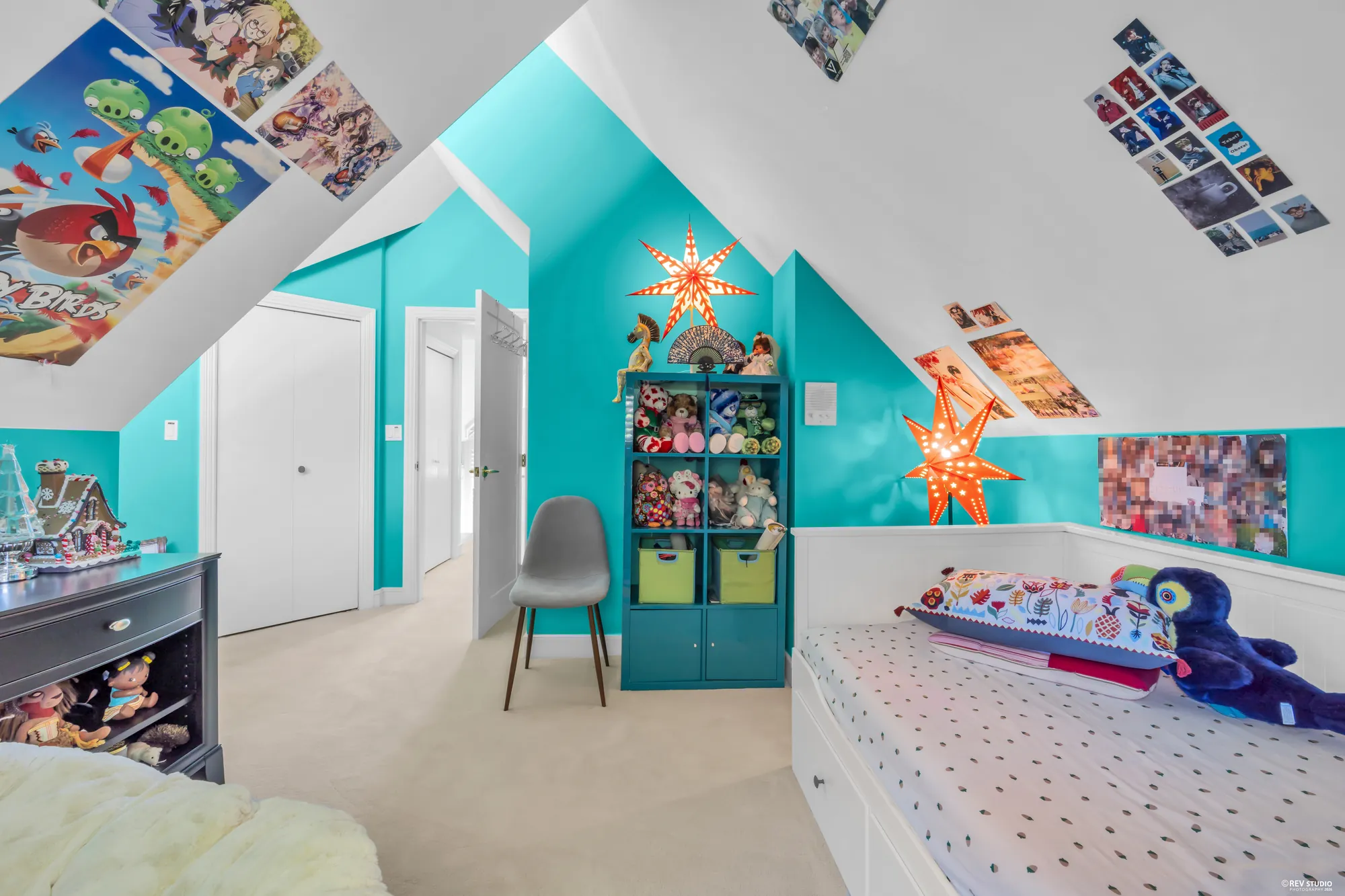 A bedroom with a turquoise wall under the vault, a daybed, a dark cabinet